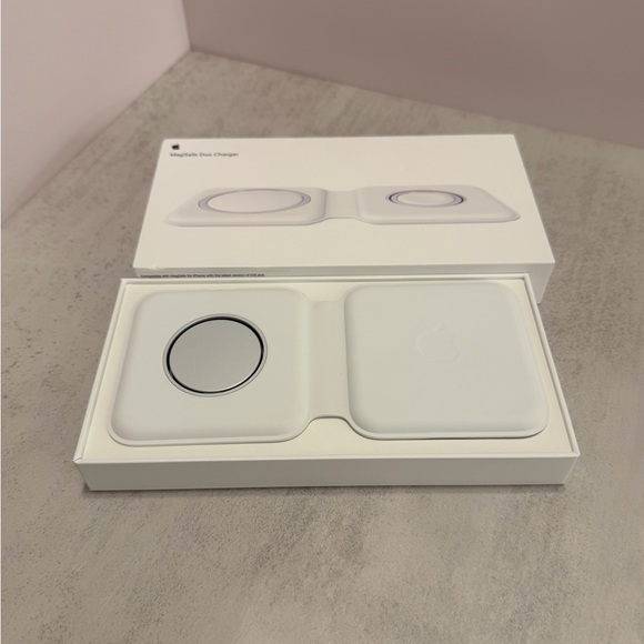 Apple MagSafe Duo Charger - Like New - Picture 2 of 6